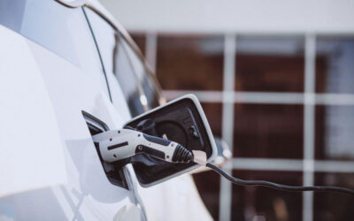 ¿Qué se necesita para cargar un coche eléctrico en casa?